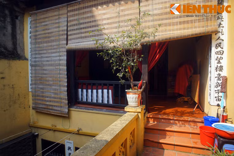 Gian tiếp theo nằm sau dãy hành lang ngắn chạy qua giếng trời. Đây chính là đình Đồng Lạc, một ngôi đình có lịch sử lâu đời ở phố cổ Hà Nội.