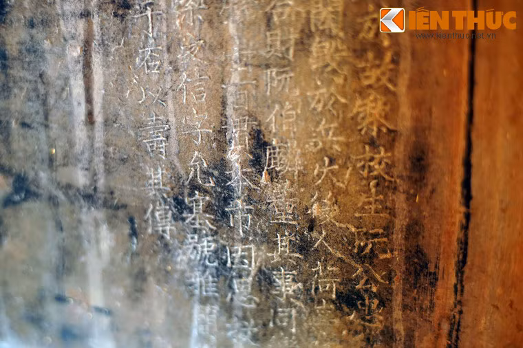 Bia đá dựng năm Tự Đức - Bính Thìn (1856) có ghi rõ “Đình chợ có bán yếm lụa do chủ hiệu Nguyễn Công Trung và vợ là Nguyễn Thị Từ Thiết xây dựng từ thời Lê”.