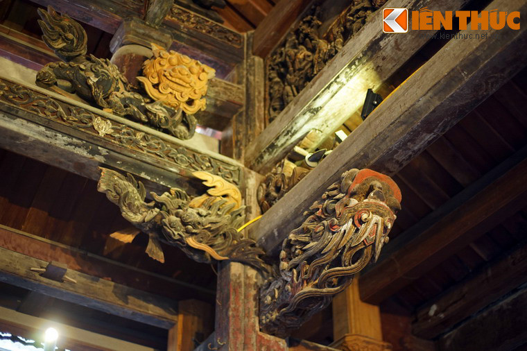 Hình con rồng (long) xuất hiện nhiều, được thể hiện bằng nhiều kỹ thuật đục, chạm khác nhau như chạm lộng, chạm bong kênh và chạm thủng.