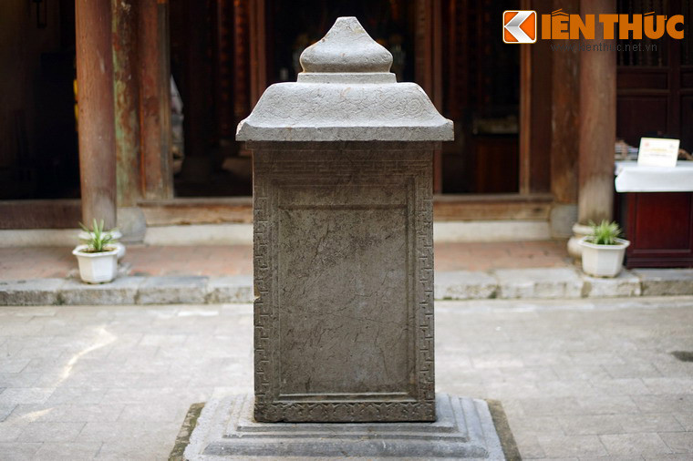 Tấm bia làm theo kiểu cổ cả về dáng và hoa văn theo thể thức của thời kỳ cuối thế kỷ 18, nối tiếp ở thời Minh Mạng.
