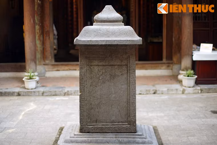 Tấm bia làm theo kiểu cổ cả về dáng và hoa văn theo thể thức của thời kỳ cuối thế kỷ 18, nối tiếp ở thời Minh Mạng.