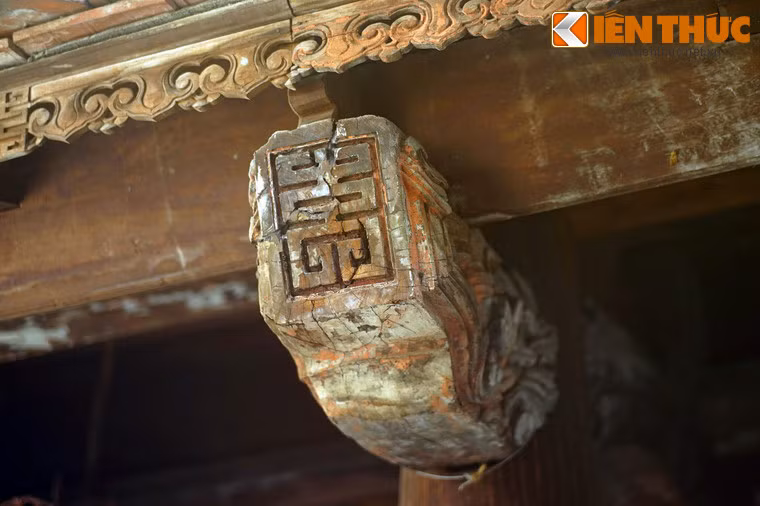 Trên các thành phần kiến trúc đều được trang trí, chạm khắc kỹ lưỡng thể hiện tay nghề khéo léo của các phường thợ đương thời, với nhiều mảng trang trí chạm khắc mang phong cách nghệ thuật Việt đầu thế kỷ 19.