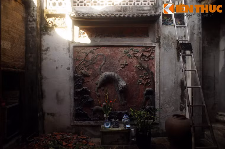 Bên phải là Bạch Hổ (Hữu Bạch Hổ).