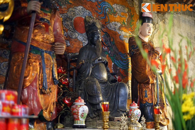 Trong quan niệm dân gian của người Hoa, Quan Công là một bậc Võ Thánh. Tượng thờ ông được dựng ở hầu khắp các nơi có người Hoa sinh sống, cả trong và ngoài Trung Quốc.