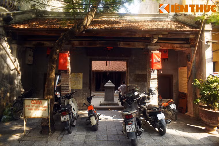 Theo sử sách, đền được cộng đồng Hoa Kiều gốc Quảng Đông xây dựng vào năm 1819, là nơi thờ Quan Thánh Đế (tức Quan Công). Cho đến đầu thế kỷ 20, đền đã trải qua nhiều lần trùng tu, mở rộng.