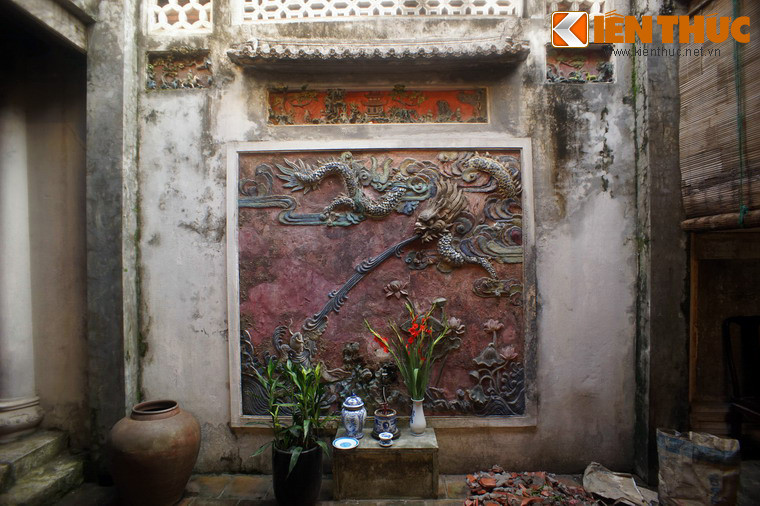 Tường hồi hai bên tả hữu của nhà Phương đình có kẻ ô, trong đắp nổi bên trái là Thanh Long (Tả Thanh Long).