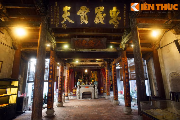 Nhà Tiền tế kiến trúc gồm ba gian, bốn hàng chân cột, đầu hồi bít đốc, hai bộ vì đầu hồi có kiến trúc kiểu kẻ truyền liền bảy.