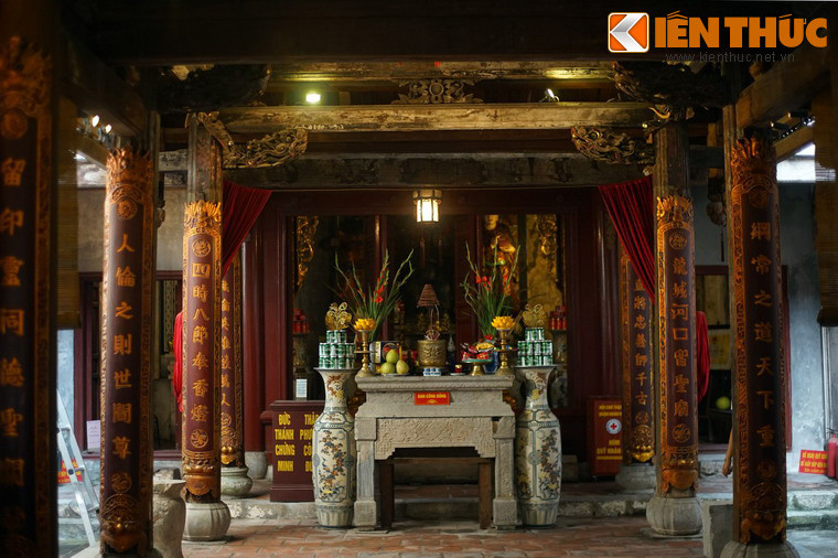 Nhà Phương đình có hình thức kiến trúc chồng diềm hai tầng, tám mái, Chính giữa nhà đặt bàn thờ Công Đồng.