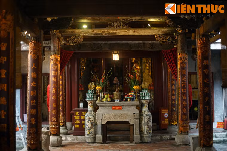 Nhà Phương đình có hình thức kiến trúc chồng diềm hai tầng, tám mái, Chính giữa nhà đặt bàn thờ Công Đồng.