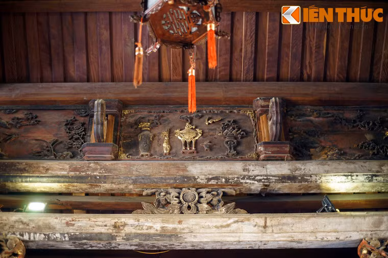 Các mảng trang trí tập trung ở nhiều cấu kiện như: trên các đầu dư, kẻ ngồi, bộ vì nách, các con chồng, cột cái, cột hiên... đều được chạm khắc kỹ lưỡng, rõ nét dáng vẻ mạnh mẽ đề tài “cá chép hóa rồng”, tứ linh, bát bảo, hoa sen, hoa cúc...