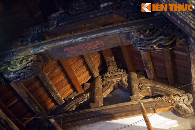 Nét đặc sắc nhất trong kiến trúc của đền Quan Đế là ở chỗ, đây là một đền thờ của người Hoa nhưng lại mang nhiều nét kiến trúc truyền thống Việt, thể hiện ở các kết cấu gỗ lim kiểu chồng rường, các bộ vì vỏ cua...