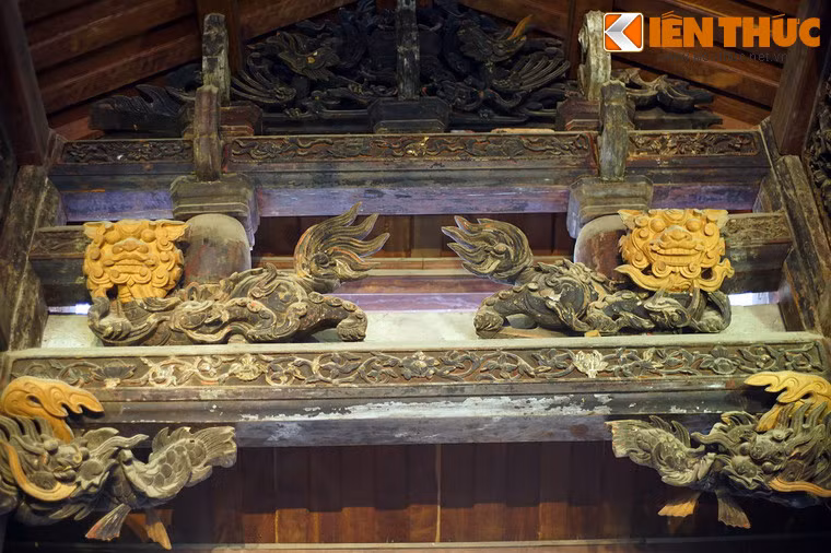 Nhìn chung, các trang trí của đền Quan Đế tập trung vào tứ linh: long, lân, quy, phượng. Ngoài ra còn có một số trang trí hình hoa lá và các con thú khác.