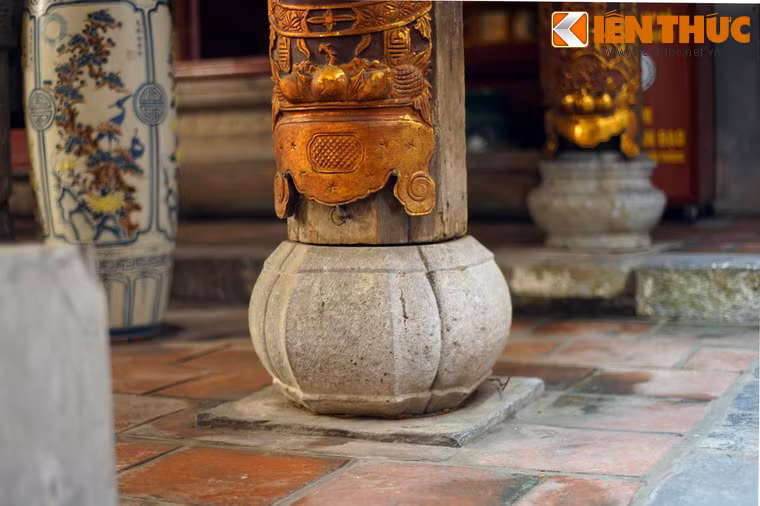 Các cột gỗ của đền được đỡ trên chân tảng bằng đá tạo hình mềm mại.