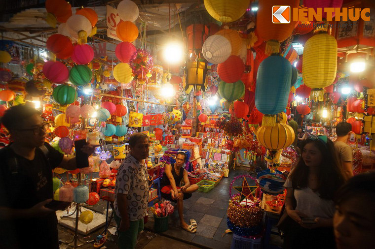 Phố Hàng Mã thứ hai là nơi chuyên bán đồ mã lớn dùng cho tang lễ hoặc đám làm chay, đám lễ cầu mát, hoặc đám mã khác. Theo sự đổi thay của đời cuộc, các cửa hàng dần tàn lụi, và phố Hàng Mã này được gộp với phố Hàng Mây cạnh đó để trở thành phố Mã Mây hiện tại.