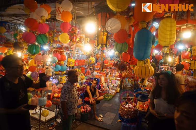 Phố Hàng Mã thứ hai là nơi chuyên bán đồ mã lớn dùng cho tang lễ hoặc đám làm chay, đám lễ cầu mát, hoặc đám mã khác. Theo sự đổi thay của đời cuộc, các cửa hàng dần tàn lụi, và phố Hàng Mã này được gộp với phố Hàng Mây cạnh đó để trở thành phố Mã Mây hiện tại.