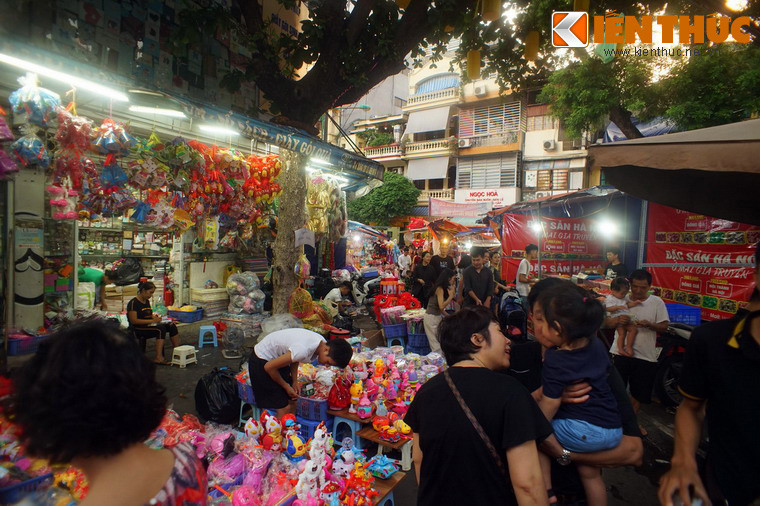 Sau những người làm đồng thôi làm hoặc chuyển ra phố Hàng Đồng bây giờ và đoạn đó gộp luôn vào phố Hàng Mã. Điều này cũng lý giải vì sao đoạn phía Tây phố Hàng Mã hiện giờ có ít cửa hàng bán đồ mã hơn đoạn còn lại.