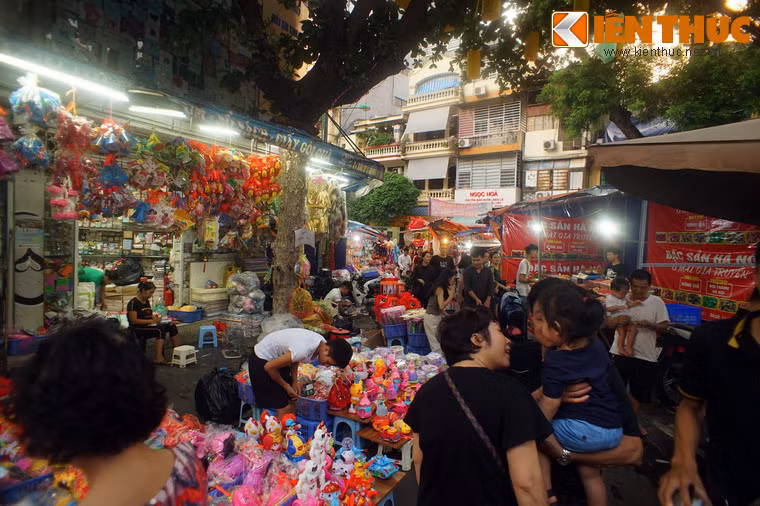 Sau những người làm đồng thôi làm hoặc chuyển ra phố Hàng Đồng bây giờ và đoạn đó gộp luôn vào phố Hàng Mã. Điều này cũng lý giải vì sao đoạn phía Tây phố Hàng Mã hiện giờ có ít cửa hàng bán đồ mã hơn đoạn còn lại.