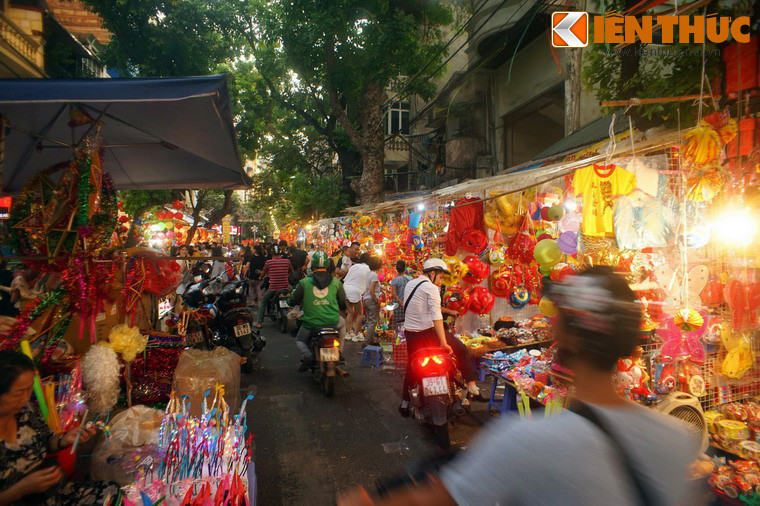 Một điều nữa cần lưu ý là phố Hàng Mã ngày nay không trùng khớp với phố Hàng Mã xưa. Đó là vì phía Tây phố Hàng Mã, đoạn giao từ phố Hàng Cót trở đi đến phố Phùng Hưng xưa kia có tên phố Hàng Đồng, nơi quy tụ những người thợ làm đồ đồng.