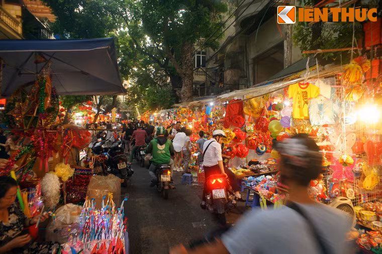 Một điều nữa cần lưu ý là phố Hàng Mã ngày nay không trùng khớp với phố Hàng Mã xưa. Đó là vì phía Tây phố Hàng Mã, đoạn giao từ phố Hàng Cót trở đi đến phố Phùng Hưng xưa kia có tên phố Hàng Đồng, nơi quy tụ những người thợ làm đồ đồng.