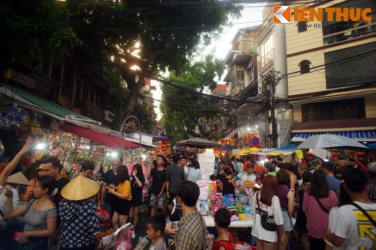 Sẽ là không ngoa khi nói rằng, chưa ghé thăm phố Hàng Mã dịp Trung thu thì chưa thể gọi là đã tận hưởng trọn vẹn “hương vị” của ngày Tết Trung thu ở Hà Nội.
