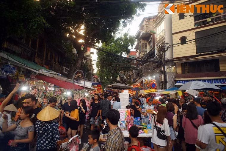 Sẽ là không ngoa khi nói rằng, chưa ghé thăm phố Hàng Mã dịp Trung thu thì chưa thể gọi là đã tận hưởng trọn vẹn “hương vị” của ngày Tết Trung thu ở Hà Nội.