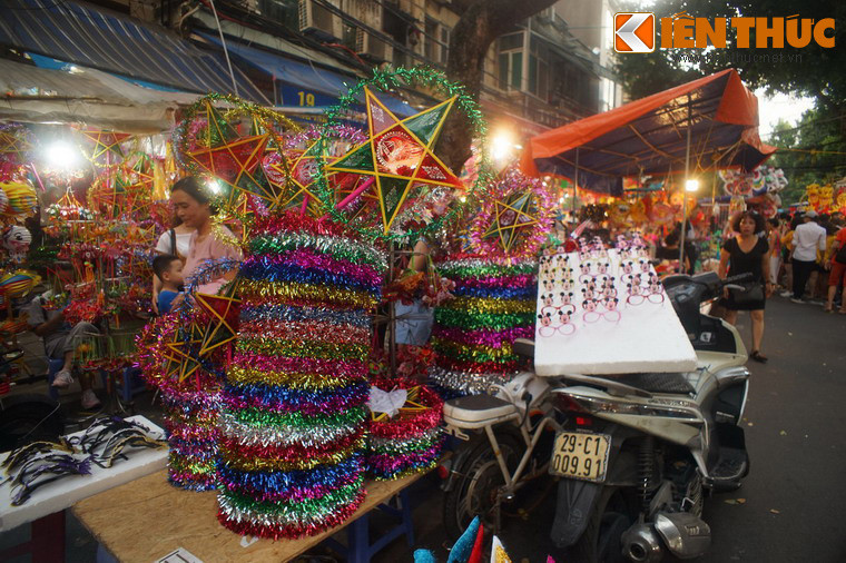 Có thể nói, hai câu chuyện liên quan đến lịch sử phố Hàng Mã phán ánh sự linh động đáng ngạc nhiên của người dân phố cổ Hà Nội trong việc đặt tên phố dựa trên sự chuyển dịch của các mặt hàng được sản xuất buôn bán, một điều làm nên bản sắc của 36 phố phường Hà Nội.