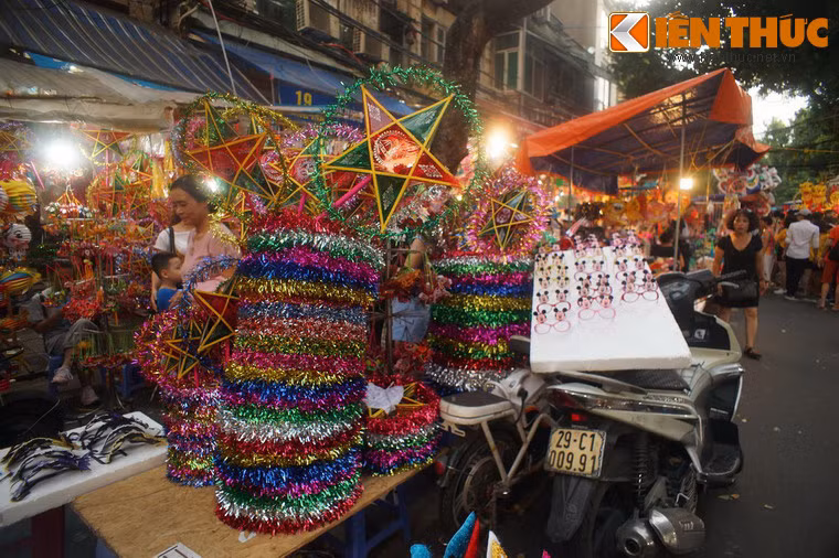 Có thể nói, hai câu chuyện liên quan đến lịch sử phố Hàng Mã phán ánh sự linh động đáng ngạc nhiên của người dân phố cổ Hà Nội trong việc đặt tên phố dựa trên sự chuyển dịch của các mặt hàng được sản xuất buôn bán, một điều làm nên bản sắc của 36 phố phường Hà Nội.