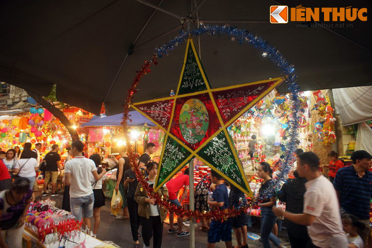 Xưa kia, phố Hàng Mã nằm trên đất thôn Yên Phú. Tên cũ thời Pháp thuộc là Rue du Cuive. Tên gọi Hàng Mã xuất phát từ việc dân ở phố này có một số gia đình người làng Tân Khai (Hàng Sắt và Cổng Đục) dọn đến mở cửa hàng bán giấy và đồ mã nhỏ.