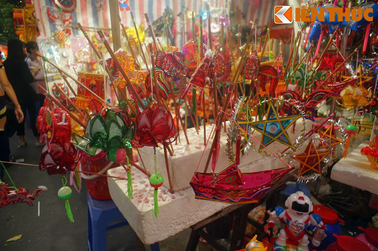 Ngày nay, phố Hàng Mã là một trong số ít những phố vẫn giữ được nét truyền thống gắn với tên gọi của mình, với mặt hàng chủ yếu là các loại vàng mã, đèn lồng, giấy các loại...