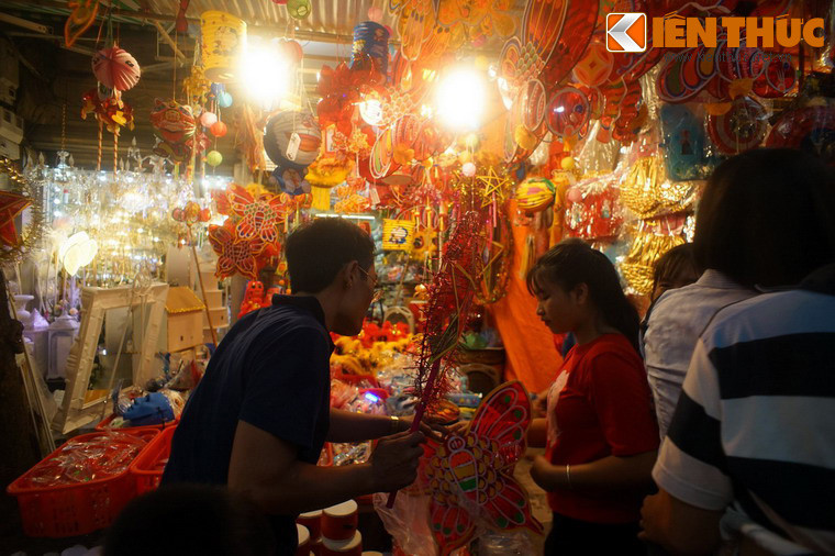 Vào mỗi dịp Trung thu, khu phố lại khoác lên một tấm áo đầy lôi cuốn với sắc màu rực rỡ của vô số loại đèn lồng, mặt nạ, đồ chơi… thu hút hàng vạn người dân và du khách hòa mình vào một bầu không khí lễ hội đặc trưng.