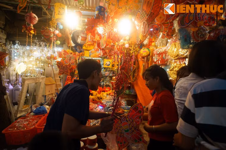 Vào mỗi dịp Trung thu, khu phố lại khoác lên một tấm áo đầy lôi cuốn với sắc màu rực rỡ của vô số loại đèn lồng, mặt nạ, đồ chơi… thu hút hàng vạn người dân và du khách hòa mình vào một bầu không khí lễ hội đặc trưng.