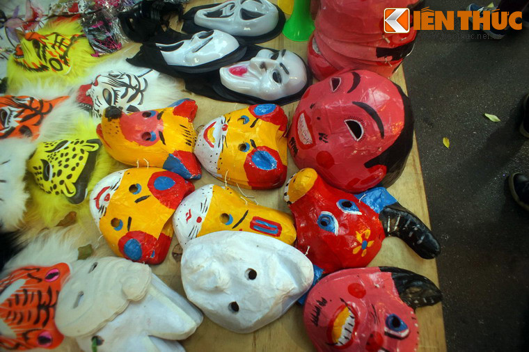 Các mặt hàng ở phố Hàng Mã xưa chủ yếu là đồ hàng giấy để trang trí (hoa giấy, đèn giấy các kiểu...) và đồ mã để cúng lễ (mũ thổ thần, mũ ông Táo, vàng giấy...). Vào dịp Trung thu thì hàng hóa đa dạng hơn nhiều với sự xuất hiện của các loại đèn lồng, đồ chơi bằng giấy.