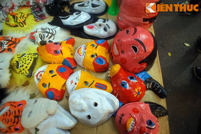 Các mặt hàng ở phố Hàng Mã xưa chủ yếu là đồ hàng giấy để trang trí (hoa giấy, đèn giấy các kiểu...) và đồ mã để cúng lễ (mũ thổ thần, mũ ông Táo, vàng giấy...). Vào dịp Trung thu thì hàng hóa đa dạng hơn nhiều với sự xuất hiện của các loại đèn lồng, đồ chơi bằng giấy.