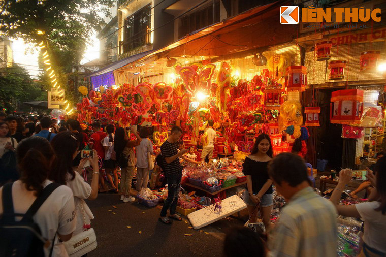 Đặc biệt, vào thời đó Hà Nội có đến hai phố Hàng Mã. Ngoài con phố Hàng Mã được thiên hạ gần xa biết đến còn một phố Hàng Mã khác mà ngày nay là đoạn phía Nam của phố Mã Mây, tiếp giáp phố Hàng Bạc.