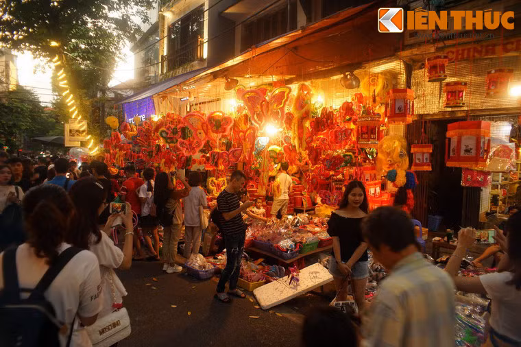 Đặc biệt, vào thời đó Hà Nội có đến hai phố Hàng Mã. Ngoài con phố Hàng Mã được thiên hạ gần xa biết đến còn một phố Hàng Mã khác mà ngày nay là đoạn phía Nam của phố Mã Mây, tiếp giáp phố Hàng Bạc.