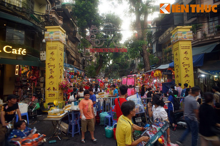 Nằm ở phía Bắc khu phố cổ Hà Nội, phố Hàng Mã luôn trở thành tâm điểm của thủ đô vào mỗi dip Tết Trung thu với cảnh "biển người" đổ về tham quan và mua sắm đồ Trung thu trong bầu không khí vô cùng náo nhiệt. Xung quanh lịch sử con phố này có nhiều điều thú vị không phải ai cũng biết.