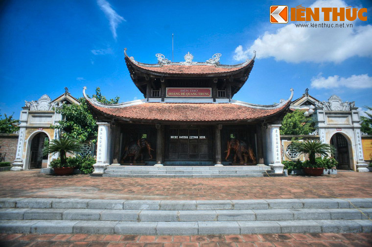 Sau quãng đường dài 1 km, du khách sẽ đến với đền thờ Hoàng đế Quang Trung. Được khánh thành năm 2008, nhân kỷ niệm 220 năm lịch sử thành Phượng Hoàng Trung Đô, đây là đền thờ người anh hùng áo vải có quy mô lớn bậc nhất Việt Nam.