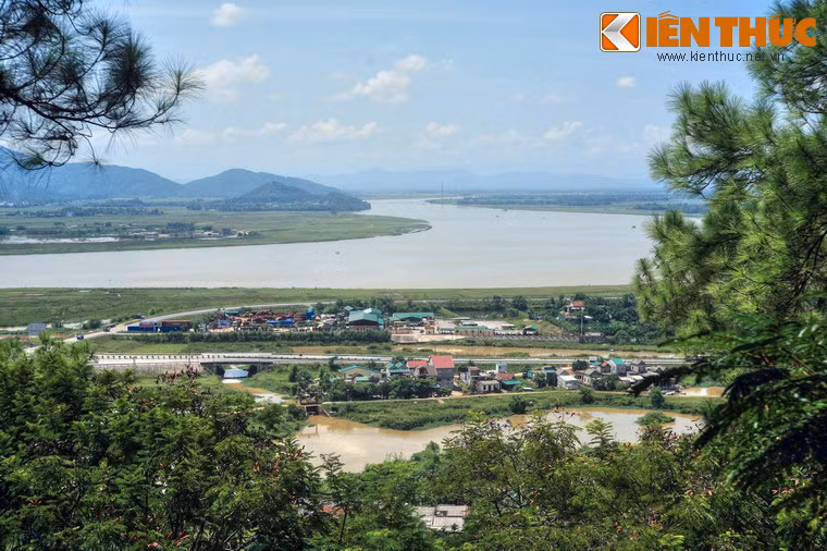 Từ khu vực đền thờ, du khách có thể phóng tầm mắt ngắm nhìn một góc thành phố Vinh với dòng sông Lam hùng vĩ.