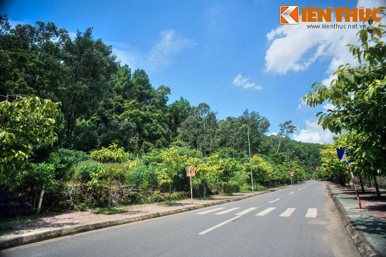 Trong 9 năm kháng chiến chống Pháp, nhân dân thành phố Vinh và vùng núi Quyết đã phá hoại mọi cơ sở vật chất, làm vườn không nhà trống để ngăn chặn bước chân xâm lược của thực dân Pháp.