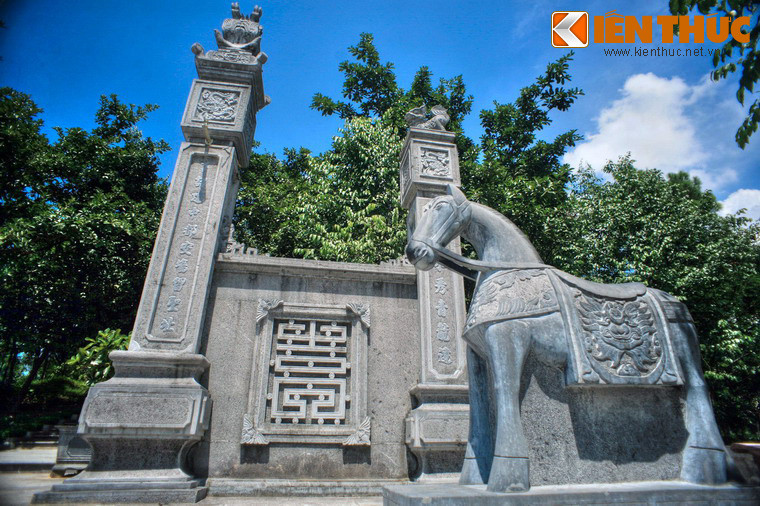 Năm 1003, vua Lê Đại Hành thân chinh kéo quân vào vùng Dũng Quyết, đóng đại bản doanh dưới chân núi Quyết. Năm 1039, Lý Nhật Quang, con trai thứ 8 của vua Lý Thái Tổ đã cho xây Vọng hải đài ở đỉnh cao nhất trên núi Quyết và cho lập Đồn Thủy sát chân núi làm trạm canh phòng đường thủy.