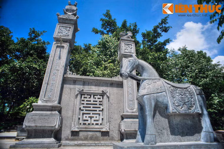 Năm 1003, vua Lê Đại Hành thân chinh kéo quân vào vùng Dũng Quyết, đóng đại bản doanh dưới chân núi Quyết. Năm 1039, Lý Nhật Quang, con trai thứ 8 của vua Lý Thái Tổ đã cho xây Vọng hải đài ở đỉnh cao nhất trên núi Quyết và cho lập Đồn Thủy sát chân núi làm trạm canh phòng đường thủy.