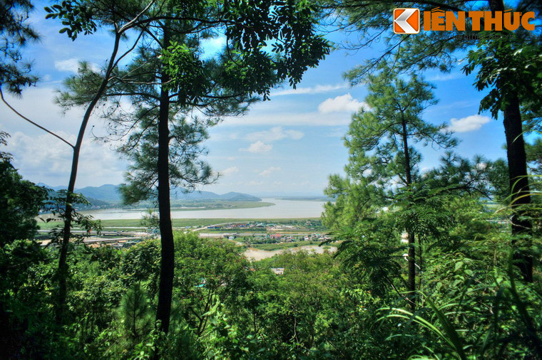 Ngọn núi này đã chứng kiến nhiều sự kiện lớn trong suốt hàng nghìn năm. Vào buổi khởi nguyên của dân tộc Việt, vua Kinh Dương Vương đã cho xây dựng đồn lũy trên núi Quyết để quan sát cả một vùng biên cương rộng lớn. Đến thế kỷ thứ 8, Mai Thúc Loan đã xây chiến tuyến trên núi trong cuộc chiến chống lại sự đô hộ của nhà Đường.