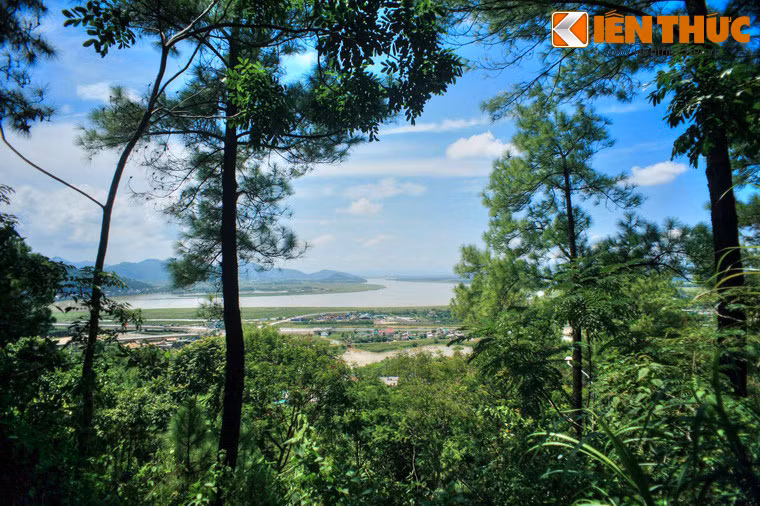 Ngọn núi này đã chứng kiến nhiều sự kiện lớn trong suốt hàng nghìn năm. Vào buổi khởi nguyên của dân tộc Việt, vua Kinh Dương Vương đã cho xây dựng đồn lũy trên núi Quyết để quan sát cả một vùng biên cương rộng lớn. Đến thế kỷ thứ 8, Mai Thúc Loan đã xây chiến tuyến trên núi trong cuộc chiến chống lại sự đô hộ của nhà Đường.