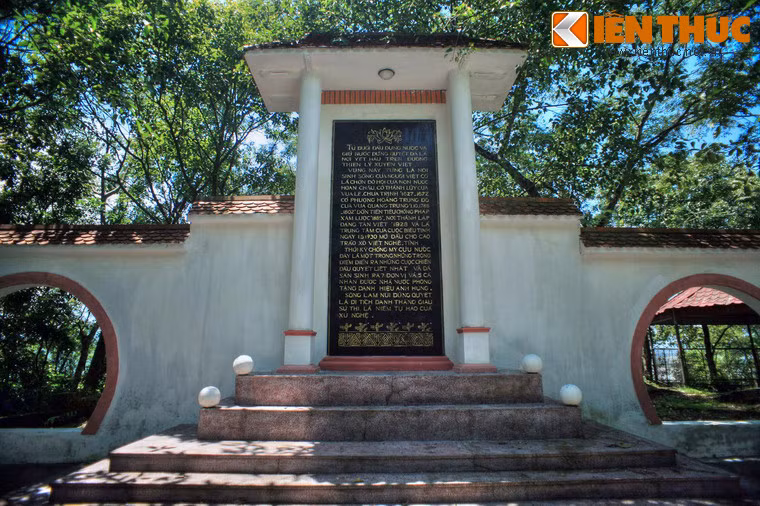 Trong cuộc kháng chiến trường ký, thành phố Vinh đã có 1.500 người hy sinh và 3.500 người bị thương, rất nhiều người trong đó đã để lại máu thịt của mình trên núi Quyết. Đây chính là nơi có nhiều tập thể và cá nhân anh hùng nhiều nhất cả nước, như một sự tiếp nối truyền thống hội tụ anh hùng từ buổi đầu dựng nước.