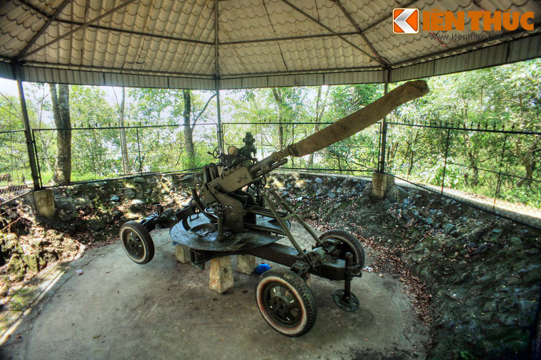 Trong cuộc kháng chiến chống Mỹ, thành phố Vinh bị đánh phá có tính hủy diệt. Vùng núi Quyết - Bến Thủy là túi bom. Núi Quyết trở thành trận địa phòng không lớn, nơi những khẩu cao xạ sẵn sàng giáng đòn hủy diệt vào kẻ thù. Từ ngọn núi này, chiếc máy bay phản lực F4D đầu tiên của Mỹ đã bị bắn rơi vào ngày 5/8/1964.