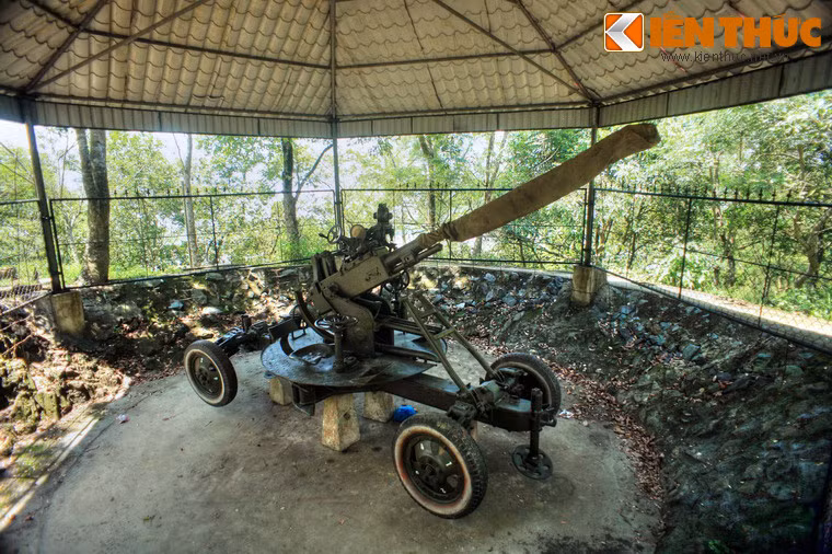 Trong cuộc kháng chiến chống Mỹ, thành phố Vinh bị đánh phá có tính hủy diệt. Vùng núi Quyết - Bến Thủy là túi bom. Núi Quyết trở thành trận địa phòng không lớn, nơi những khẩu cao xạ sẵn sàng giáng đòn hủy diệt vào kẻ thù. Từ ngọn núi này, chiếc máy bay phản lực F4D đầu tiên của Mỹ đã bị bắn rơi vào ngày 5/8/1964.