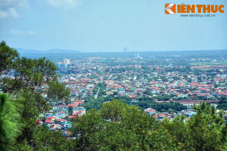 Sau khi thống nhất đất nước, Hoàng Đế Quang Trung xuống chiếu xây dựng Kinh thành Phượng Hoàng - Trung Đô dựa vào sườn phía Tây núi Dũng Quyết. Tiếc rằng việc xây dựng kinh đô mới còn dang dở thì Quang Trung lâm bệnh và đã qua đời đột ngột vào ngày 16/9/1792.