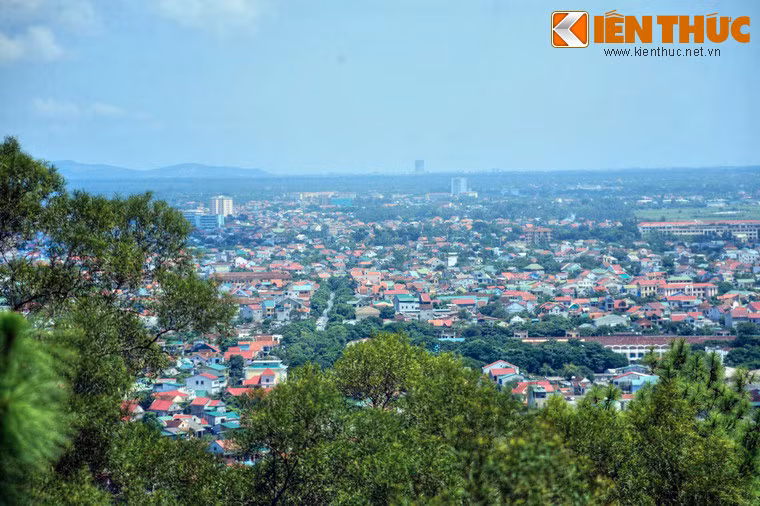 Sau khi thống nhất đất nước, Hoàng Đế Quang Trung xuống chiếu xây dựng Kinh thành Phượng Hoàng - Trung Đô dựa vào sườn phía Tây núi Dũng Quyết. Tiếc rằng việc xây dựng kinh đô mới còn dang dở thì Quang Trung lâm bệnh và đã qua đời đột ngột vào ngày 16/9/1792.