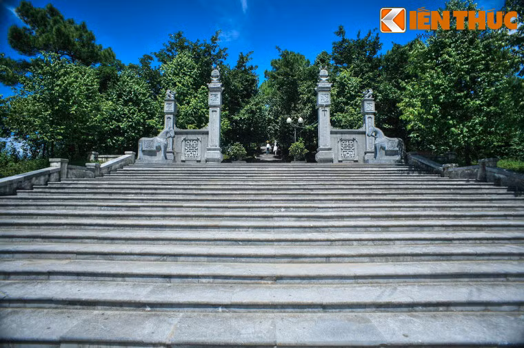 Năm 1285, vùng núi Dũng Quyết trở thành phòng tuyến đánh giặc Nguyên Mông của nhà Trần. Năm 1428, sau khi đại thắng quân Minh, Lê Lợi chính thức lên ngôi vua và chọn vùng đất phía Tây núi Dũng Quyết làm đại bản doanh, dựa vào thế núi để lập đồn lũy.