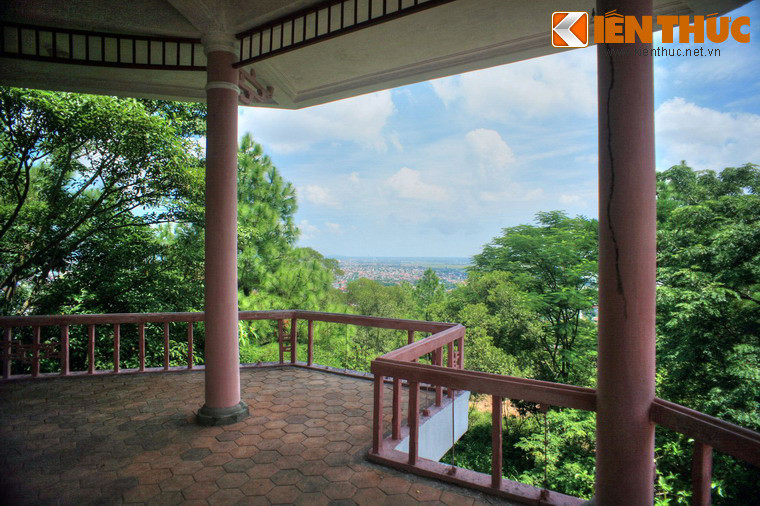 Từ sân đền, bước lên 70 bậc thang sẽ tới đỉnh núi Quyết. Đây là nơi lưu giữ các chứng tích của cuộc kháng chiến chống Mỹ cứu nước, đồng thời có một vọng đài để ngắm nhìn trọn vẹn khung cảnh vùng núi Dũng Quyết với ngàn thông vi vu và thành phố Vinh đổi thay từng ngày, thấp thoáng sau các tán thông xanh.